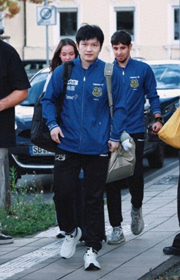 德甲3连胜,樊振东自驾凯迪拉克上班,给Labubu玩偶穿皇马球衣