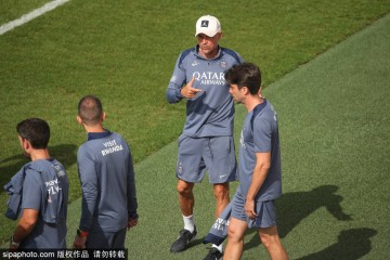 巴黎圣日耳曼主场球衣荣获法甲最美:时尚与传统的完美交融