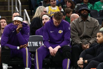 黄绿宿敌之战沦为一边倒 光杆里夫斯遭无眉侠阻击