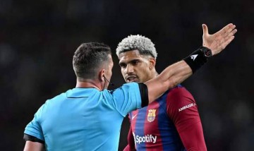 巴萨26岁队长阿劳霍状态告急:1张红牌引心态崩溃,身心俱疲将休战数周