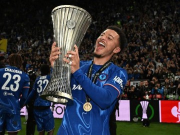 桑乔面临双向选择,降薪留在切尔西,或回曼联坐冷板凳